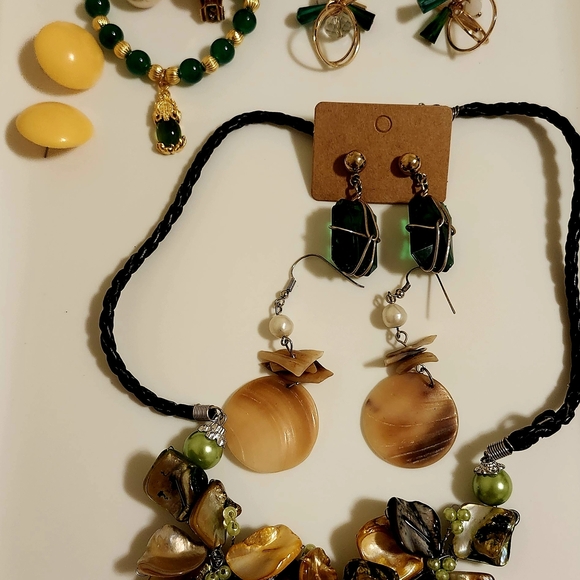 Green And Yellow Vintage/Shells Jewelry Lot - Picture 1 of 5